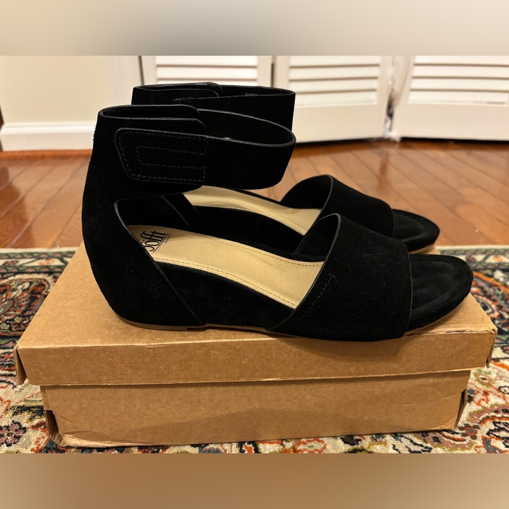 New Sofft “Vexie” Black Wedge Comfort Sandals Size 8.5